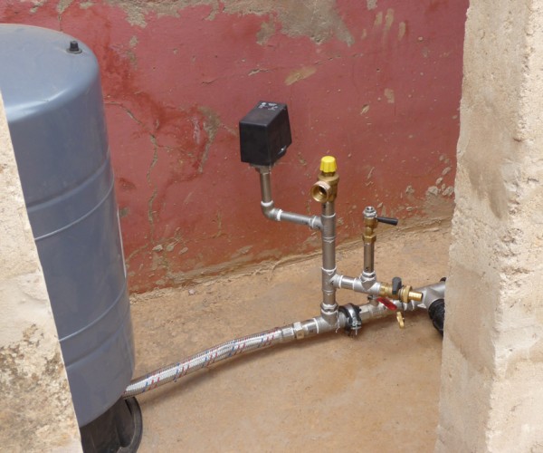 Construction of a water main with a pressure switch.